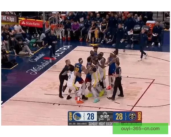 勇士掘金激烈冲突三人被吹技术犯规 小佩顿撞倒对手遭遇一级恶犯